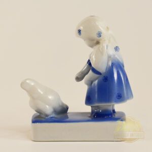 Zsolnay kék ruhás galambot etető kislány