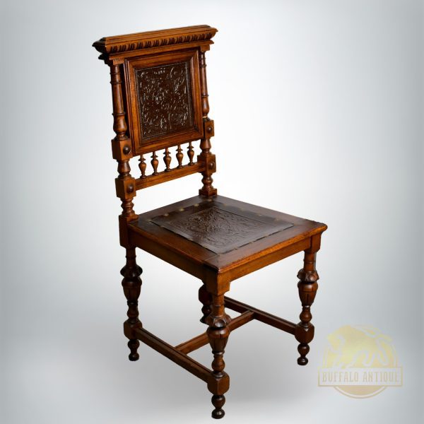 Felújított antik szék bőr betétekkel