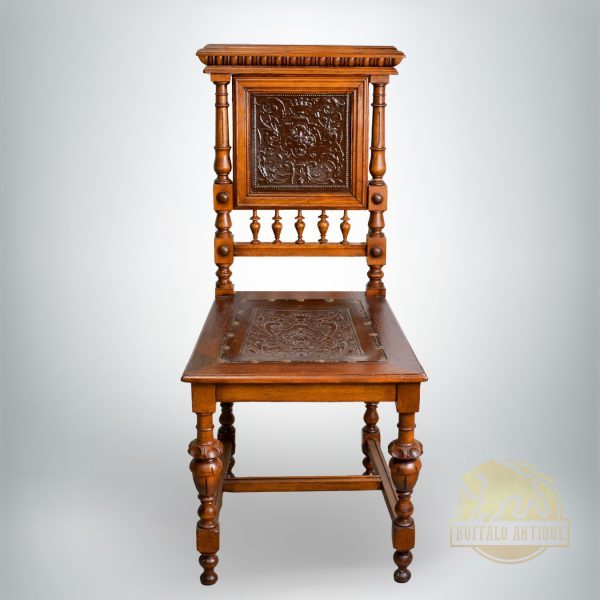 Felújított antik szék bőr betétekkel