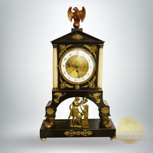 Empire negyedütős naptáras kandalló óra, alabástrom oszlopokkal és aranyozott díszítéssel