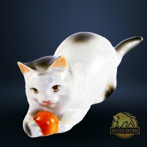Zsolnay játszó macska
